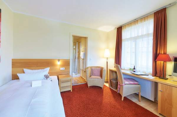 COSY SINGLE ROOMS