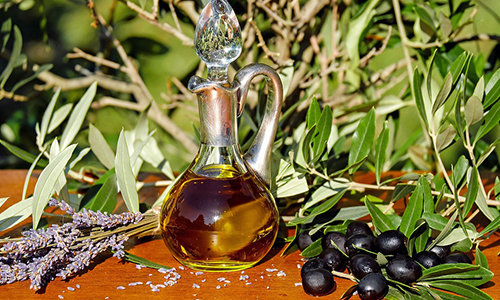 Black olives and olive oil